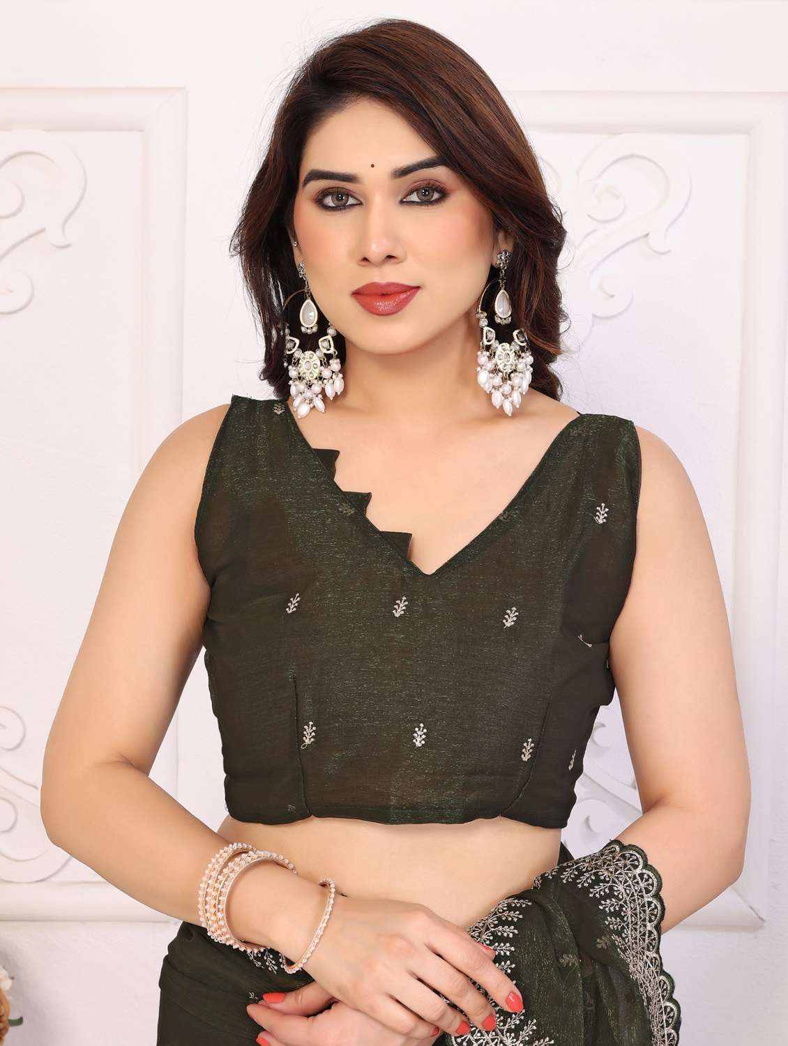 women solid with work embroidered saree with blouse - 22066152 - Standard Image - 5