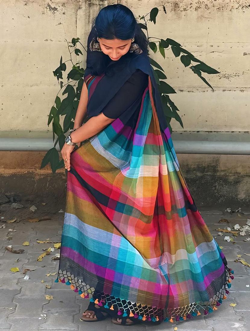 women striped printed saree with blouse - 22066300 - Standard Image - 3