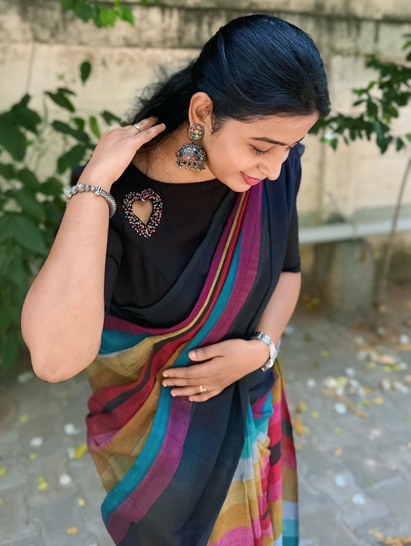 women striped printed saree with blouse - 22066300 - Standard Image - 5