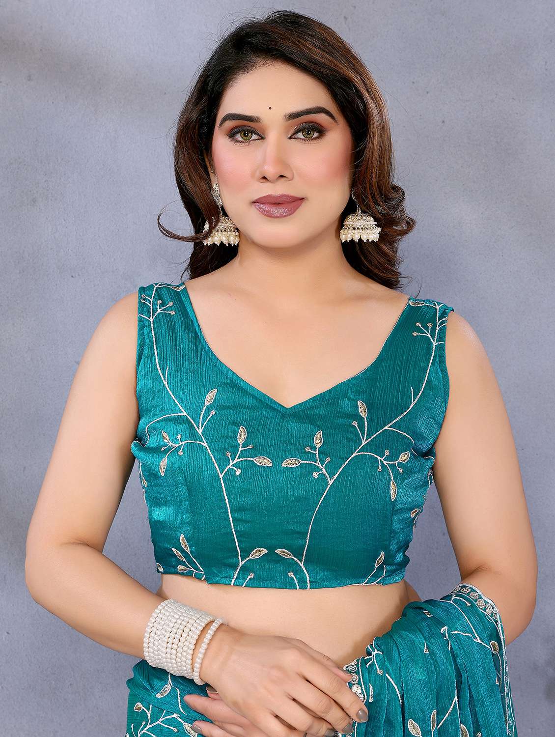 women solid with work embroidered saree with blouse - 22066325 - Standard Image - 5