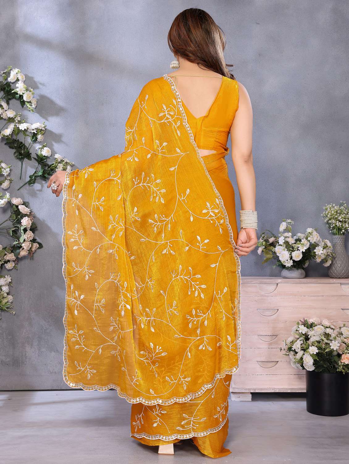 women solid with work embroidered saree with blouse - 22066330 - Standard Image - 3