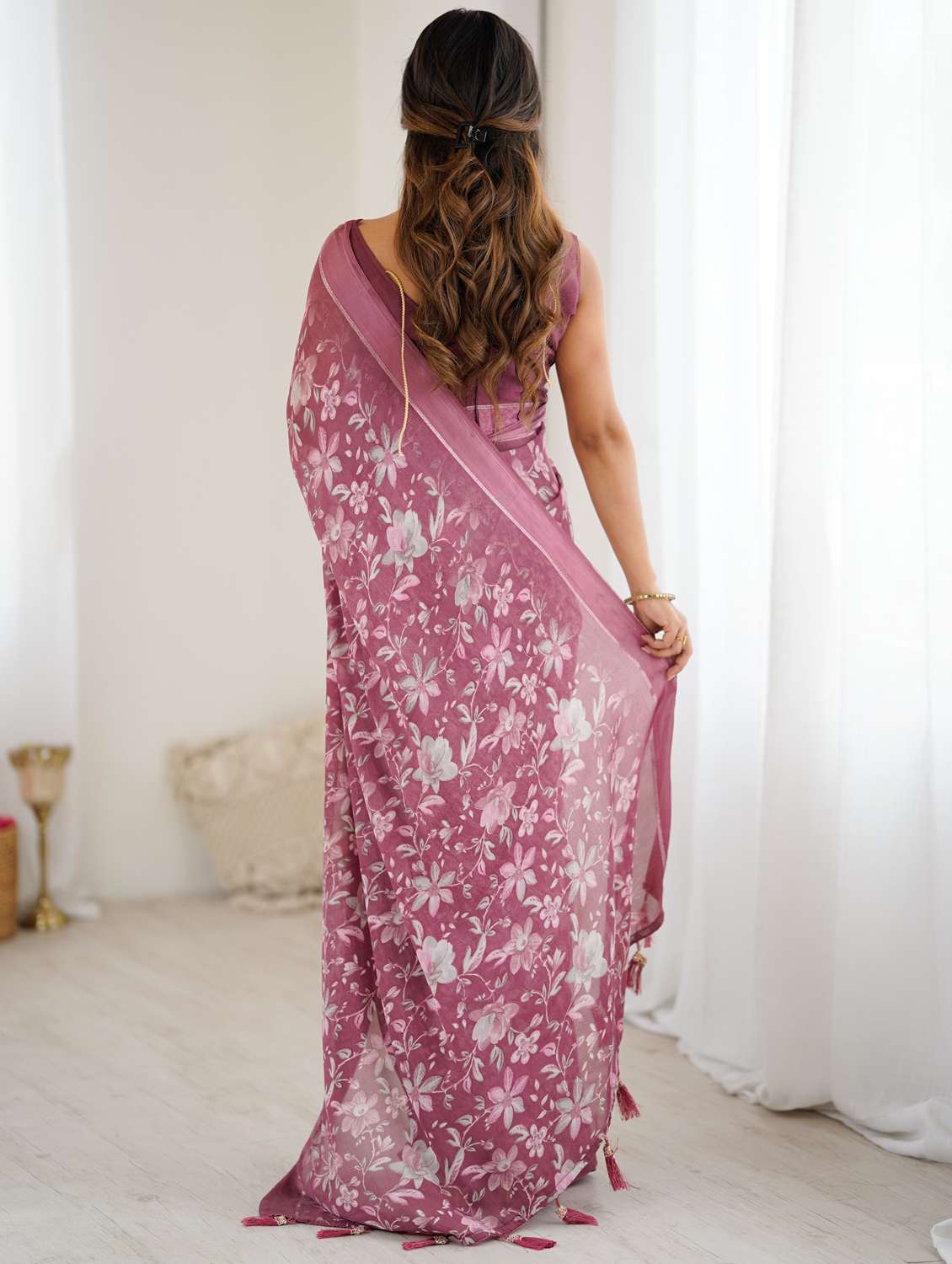 women floral printed saree with blouse - 22066331 - Standard Image - 3
