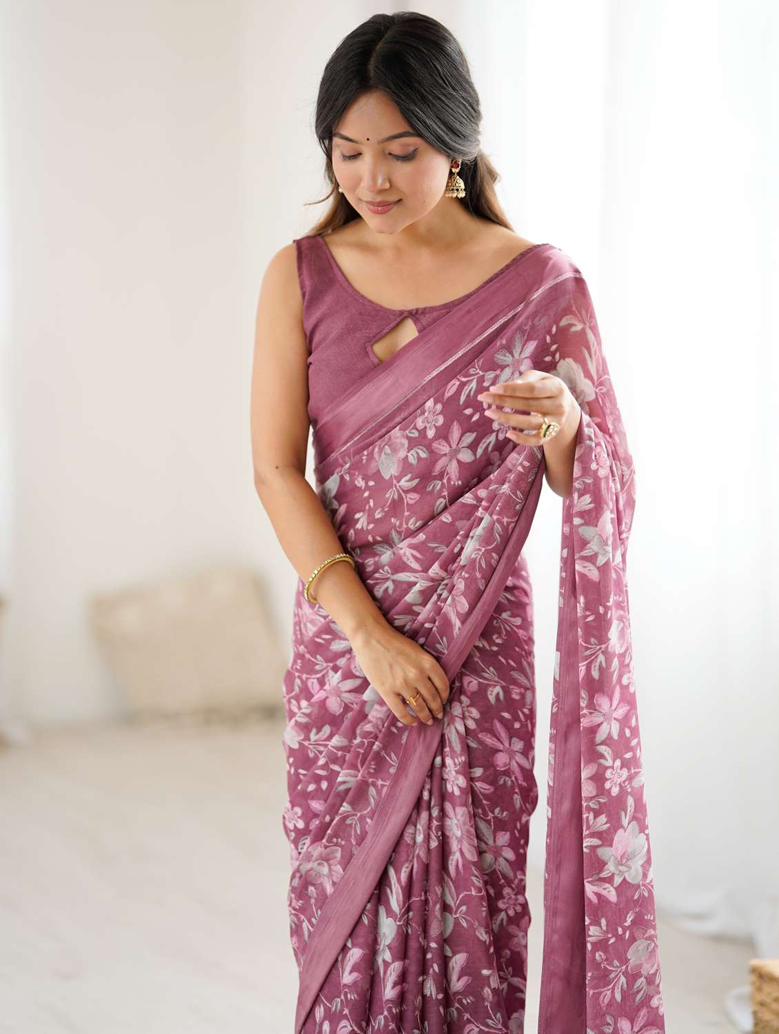 women floral printed saree with blouse - 22066331 - Standard Image - 5