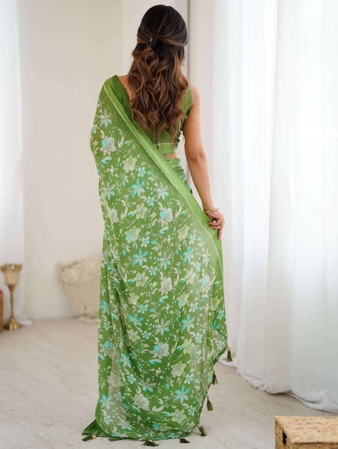 women floral printed saree with blouse - 22066332 - Standard Image - 3