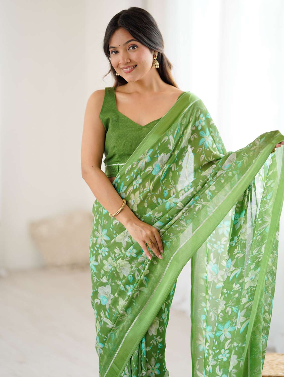 women floral printed saree with blouse - 22066332 - Standard Image - 5