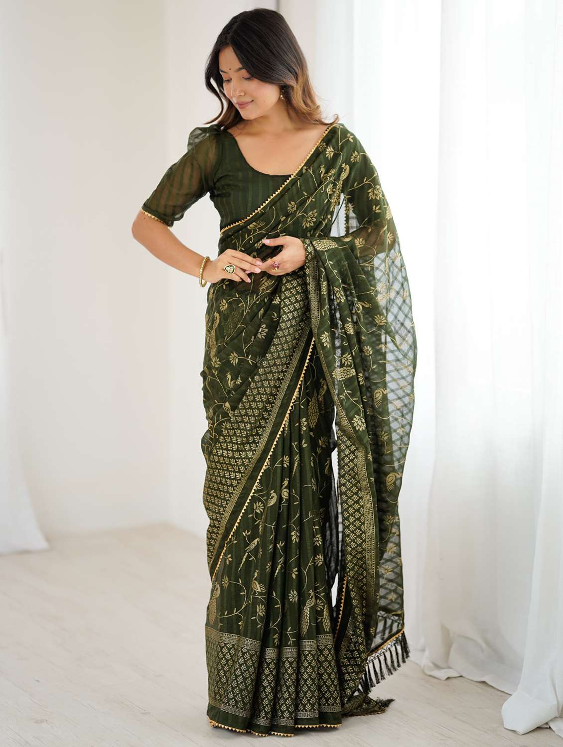 women printed casual wear saree with blouse - 22066339 - Zoom Image - 0