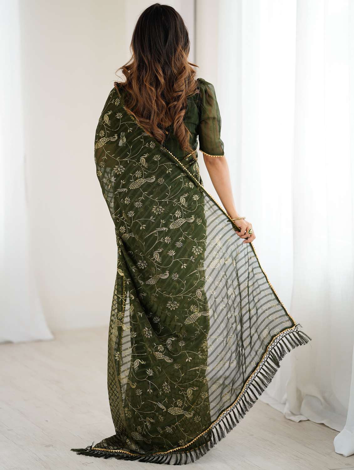 women printed casual wear saree with blouse - 22066339 - Standard Image - 3