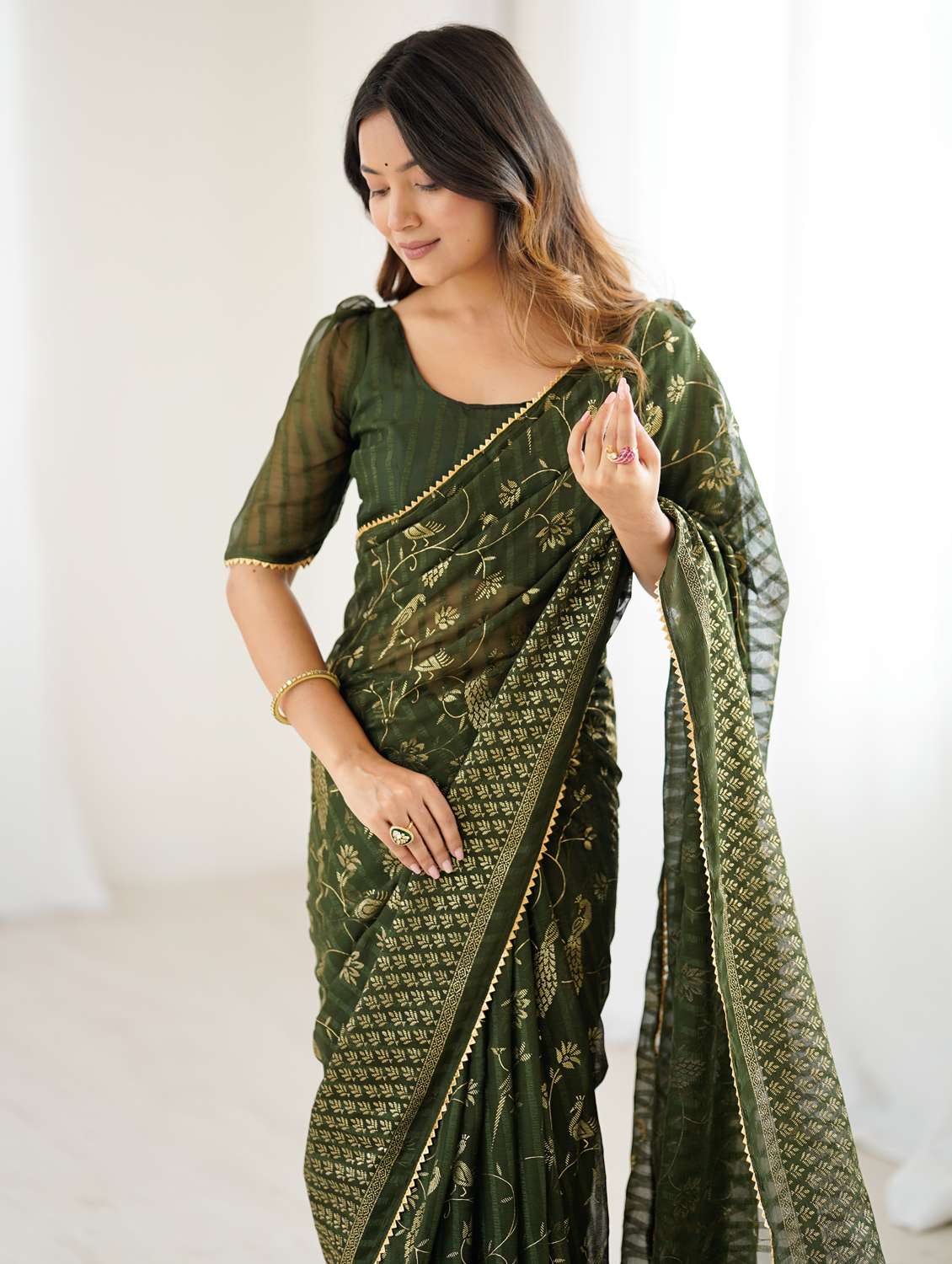 women printed casual wear saree with blouse - 22066339 - Standard Image - 5