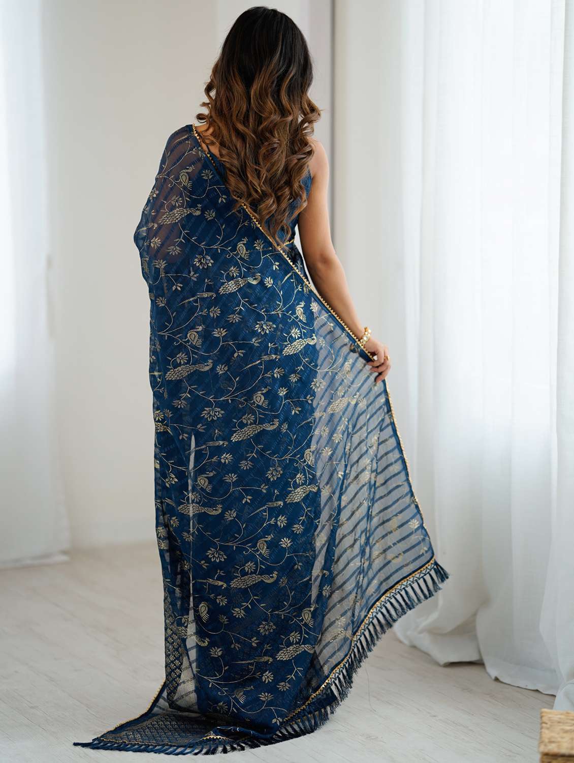women printed casual wear saree with blouse - 22066340 - Standard Image - 3