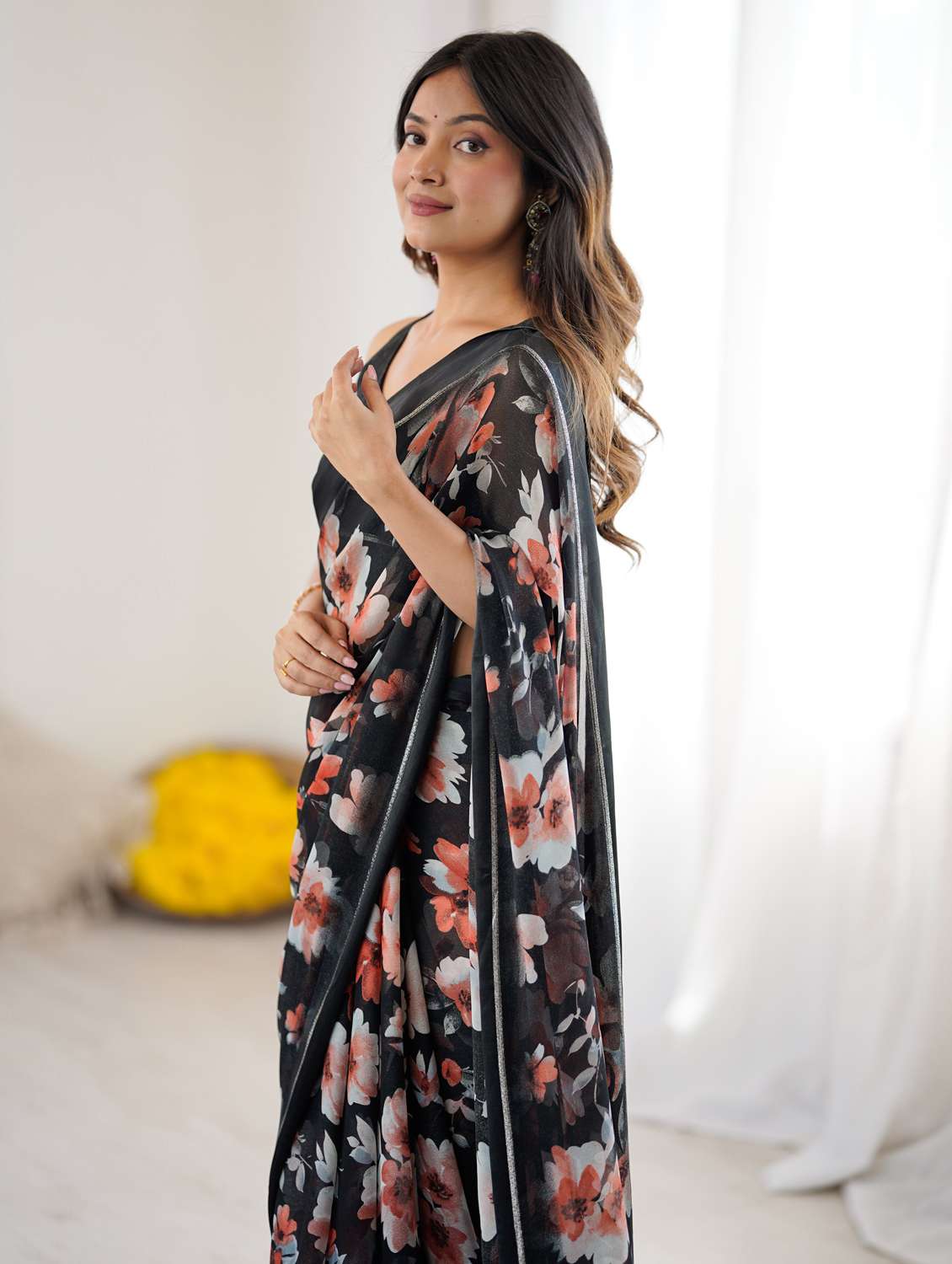 women printed casual wear saree with blouse - 22066344 - Standard Image - 5