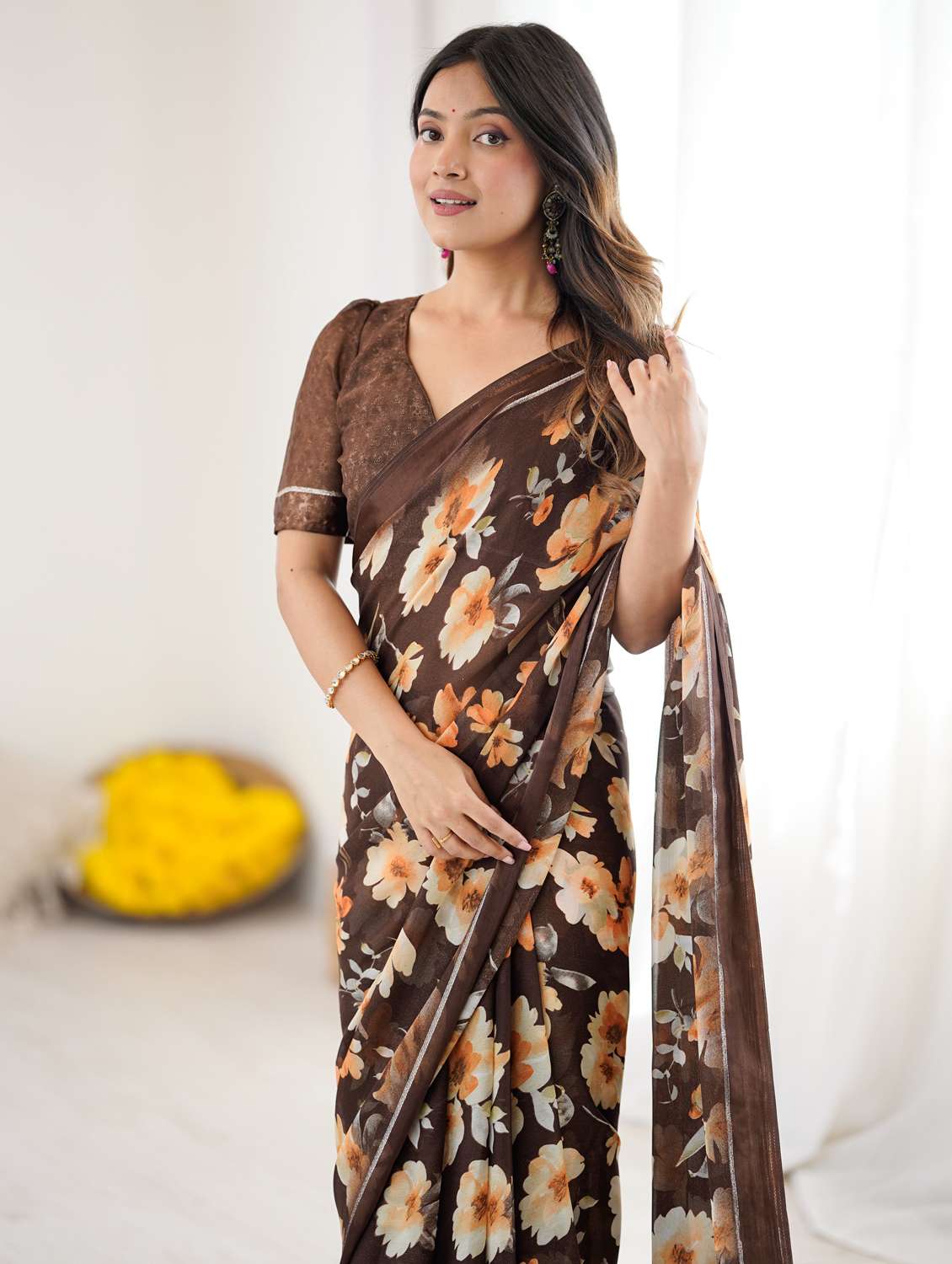 women printed casual wear saree with blouse - 22066345 - Standard Image - 5