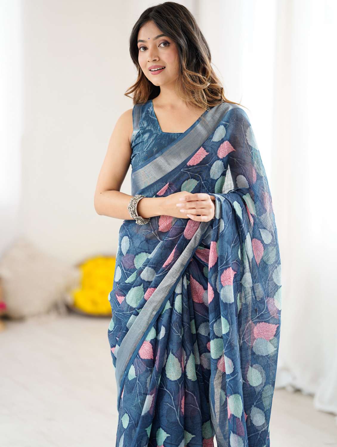 women printed casual wear saree with blouse - 22066349 - Standard Image - 3