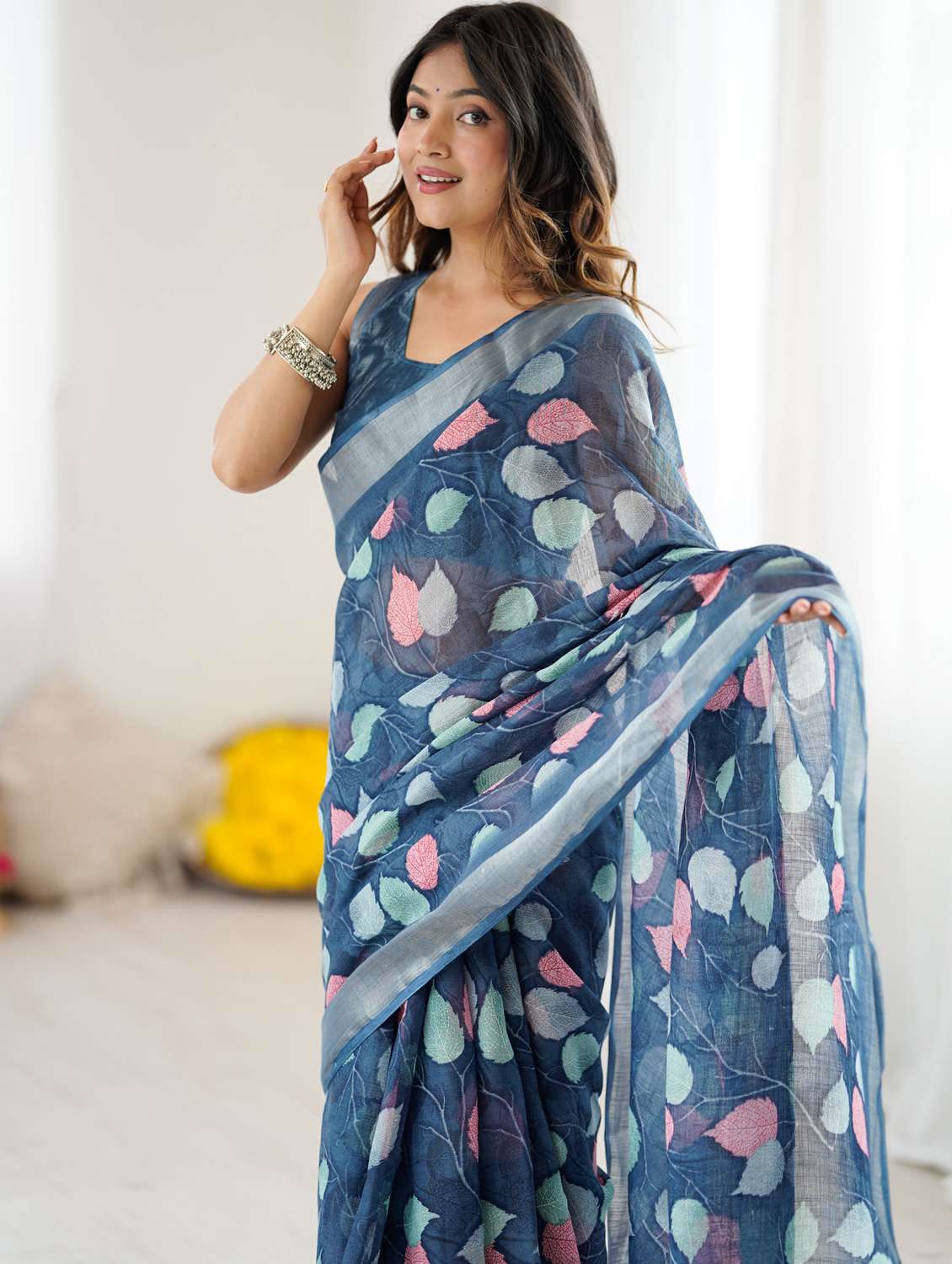 women printed casual wear saree with blouse - 22066349 - Standard Image - 5