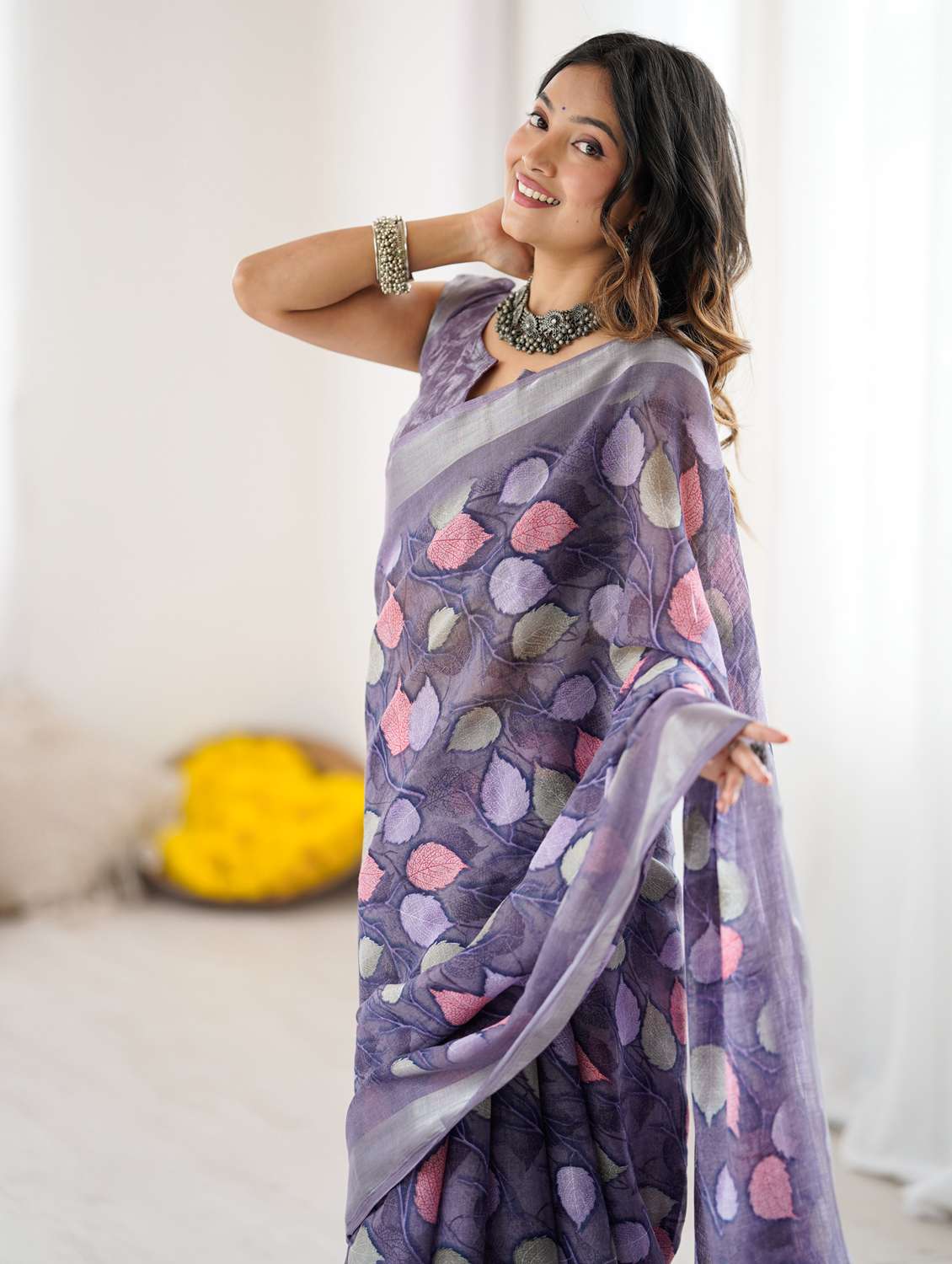 women printed casual wear saree with blouse - 22066350 - Standard Image - 5