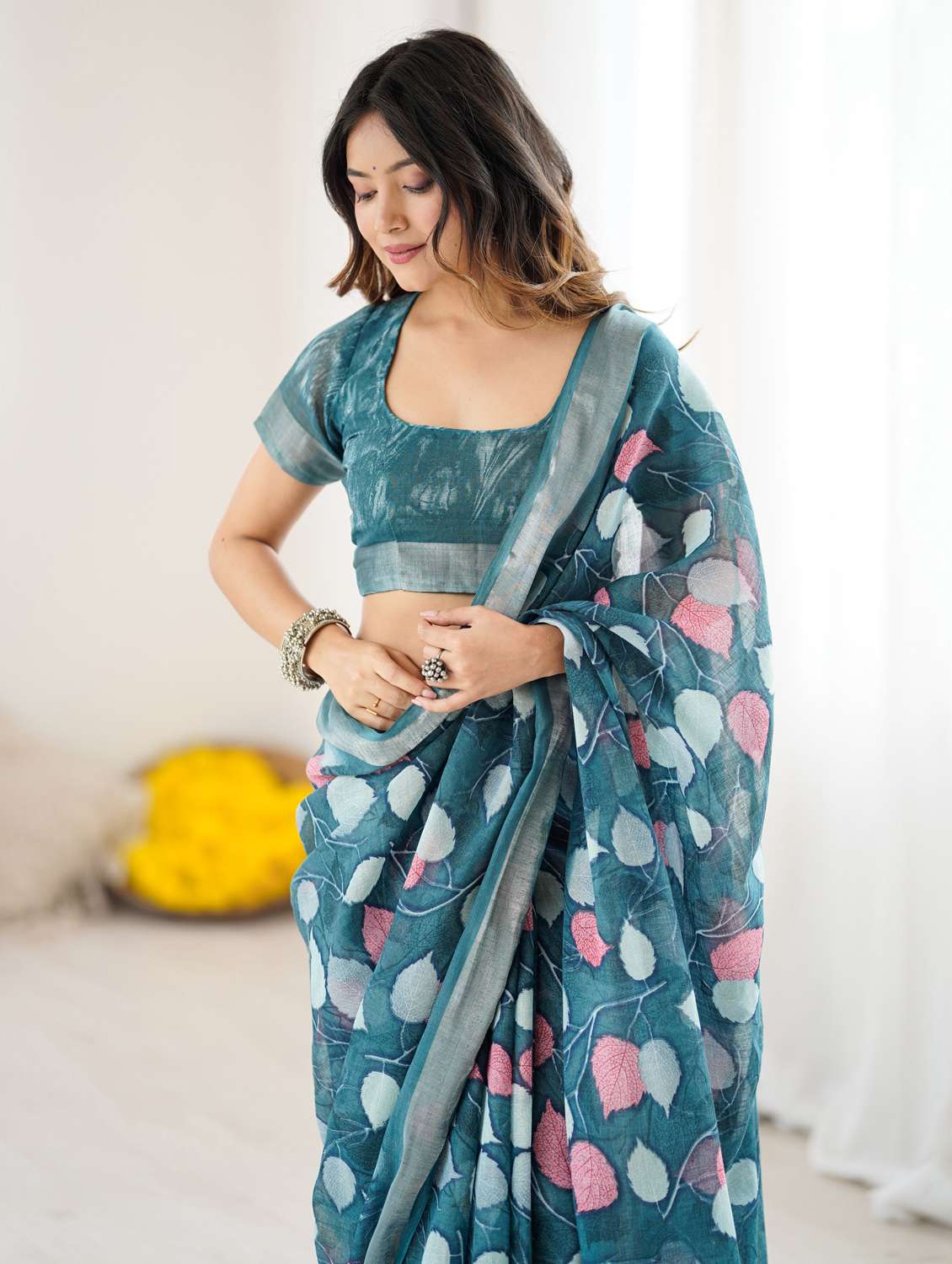 women printed casual wear saree with blouse - 22066351 -  Standard Image - 5