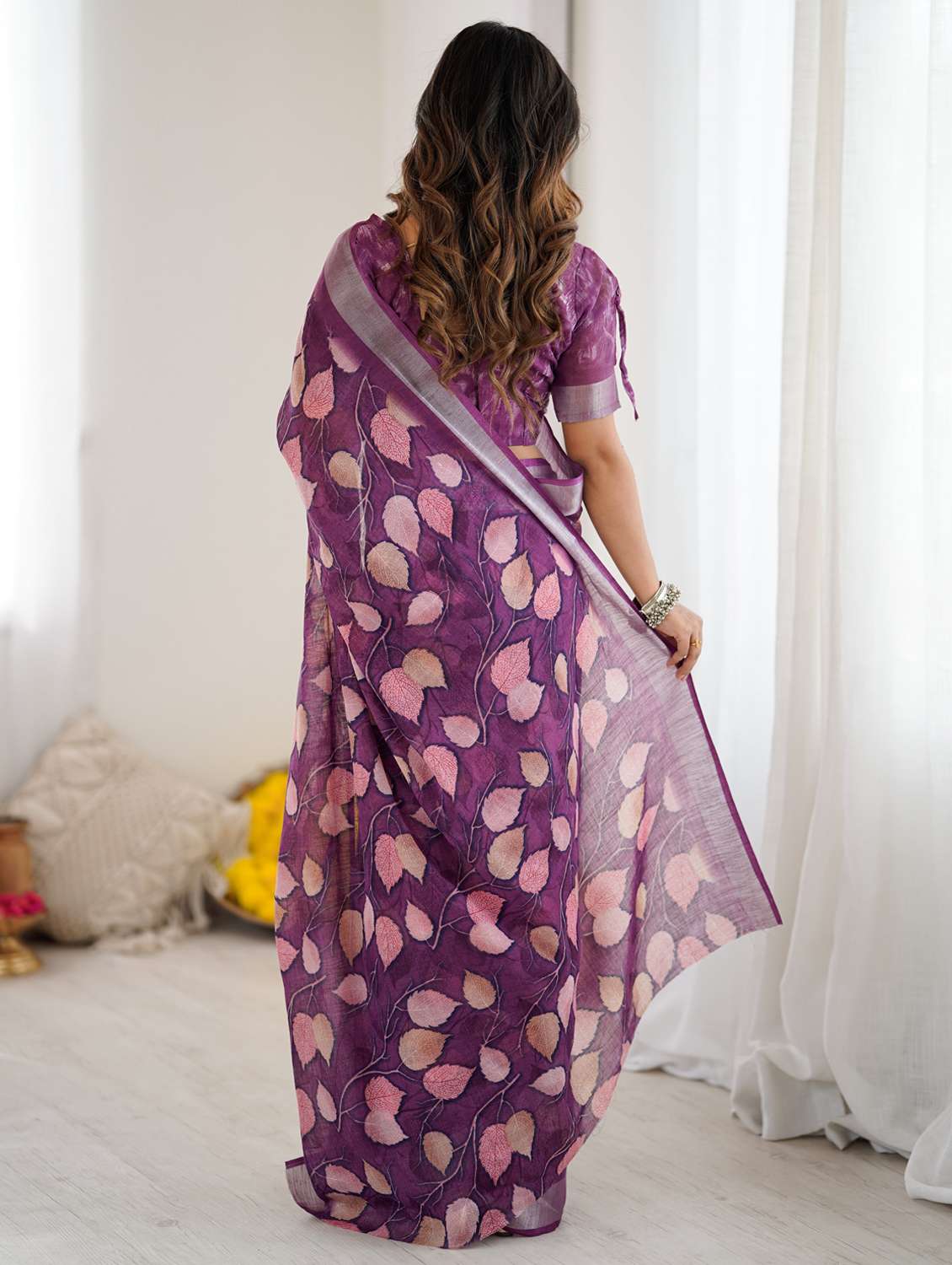 women printed casual wear saree with blouse - 22066352 - Standard Image - 3