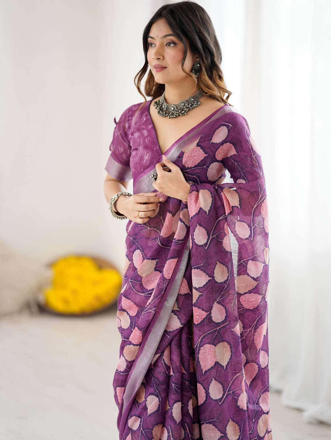 women printed casual wear saree with blouse - 22066352 - Standard Image - 5