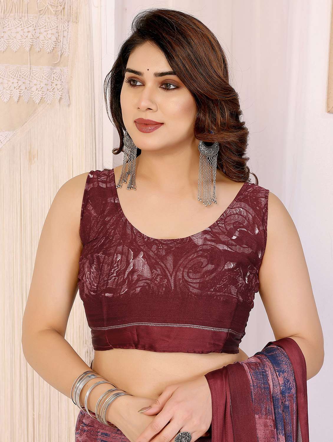maroon silk blend printed saree with blouse - 22066356 -  Standard Image - 5