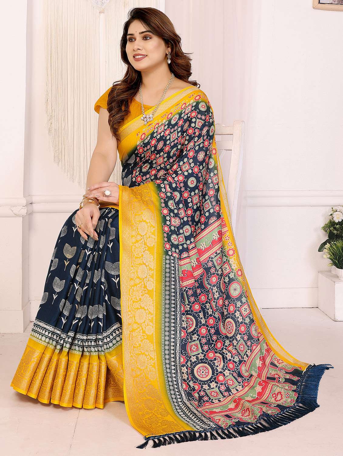 women printed casual wear saree with blouse - 22066359 - Standard Image - 3