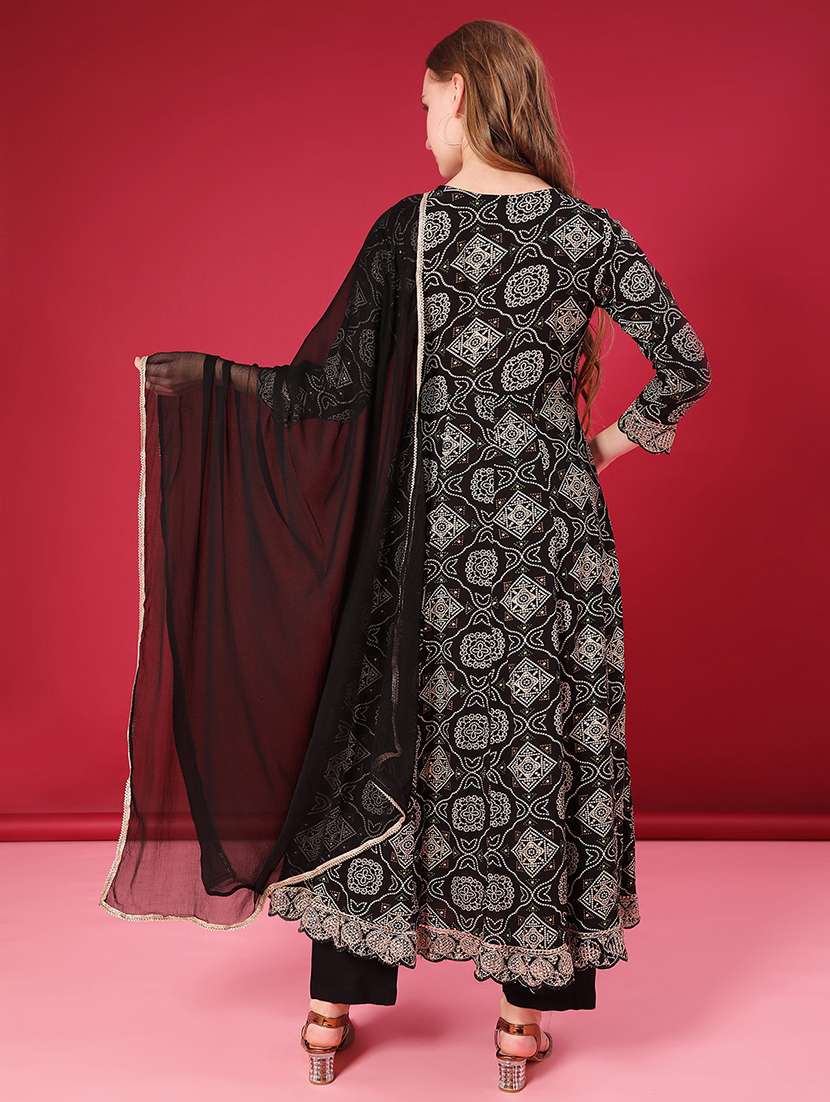 women three quarter sleeve kurta and pant with dupatta - 22067456 -  Standard Image - 3