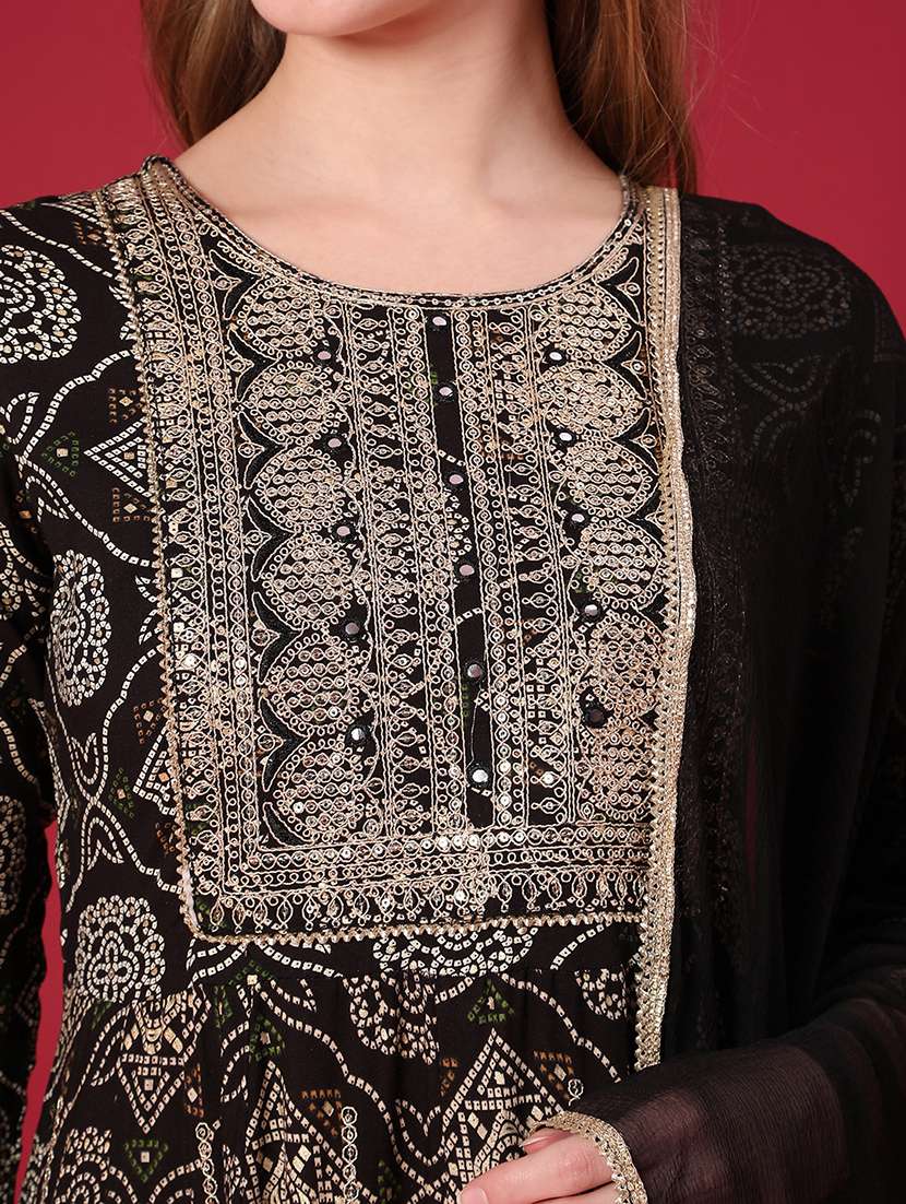 women three quarter sleeve kurta and pant with dupatta - 22067456 -  Standard Image - 5