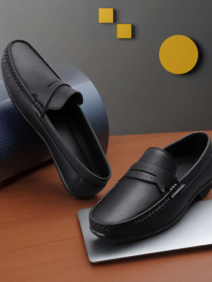 men solid slip on loafer - 22067565 - Zoom Image - 0