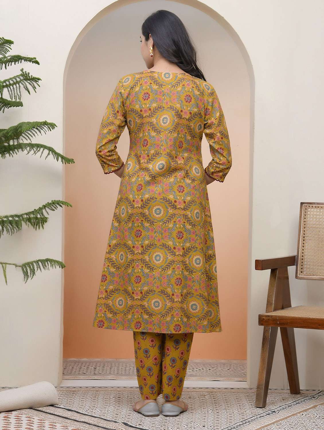 women three quarter sleeve kurta pant with dupatta set - 22068501 - Standard Image - 3