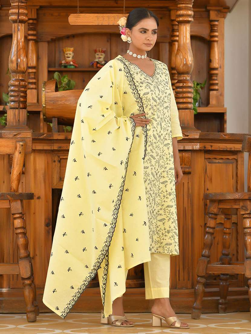 women three quarter sleeve kurta pant with dupatta set - 22068521 - Standard Image - 3