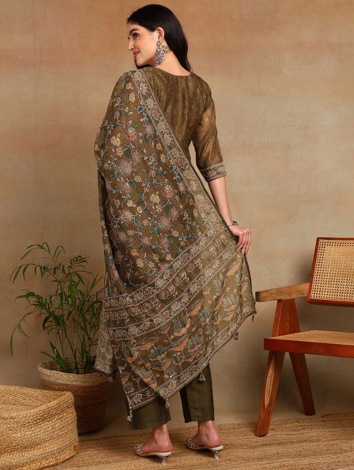 women three quarter sleeve kurta pant with dupatta set - 22068564 - Standard Image - 3