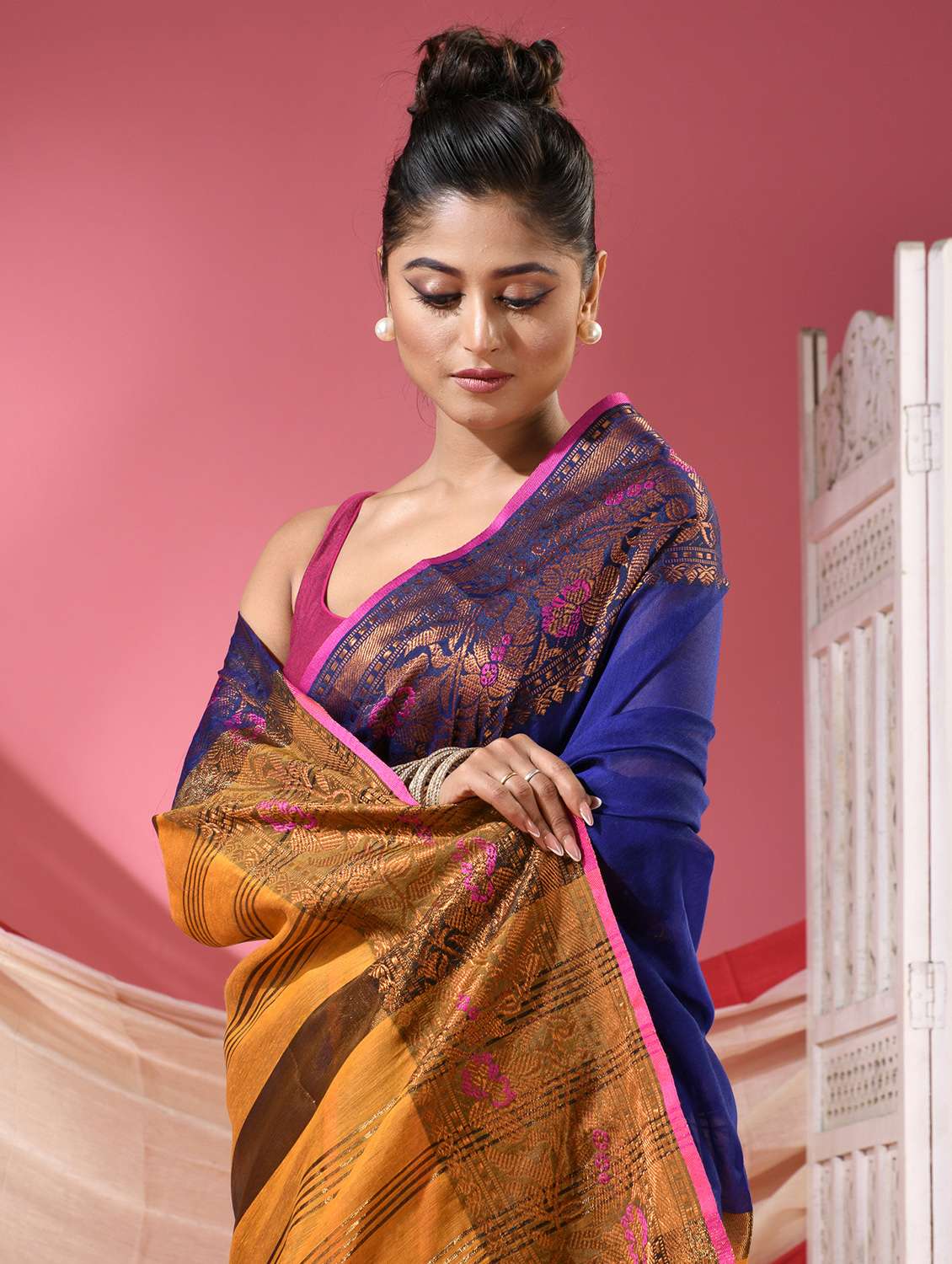 women solid with bordered handloom saree with blouse - 22068617 -  Standard Image - 3