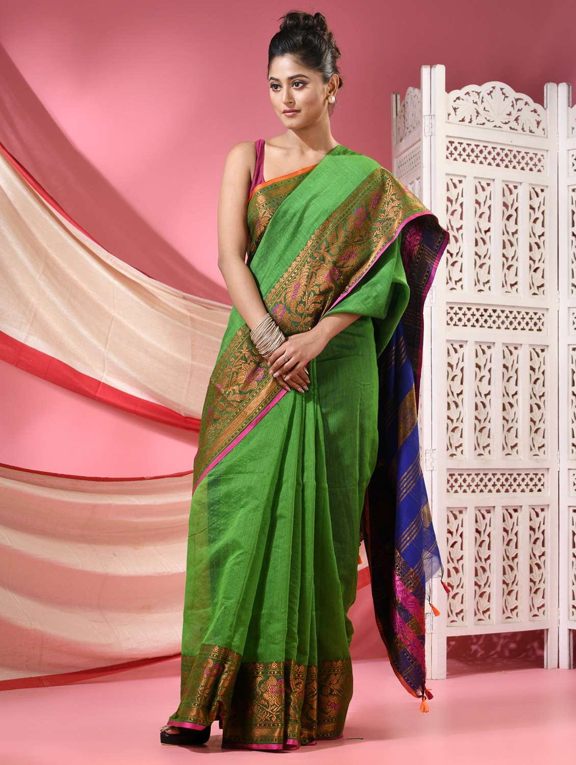 women solid with bordered handloom saree with blouse