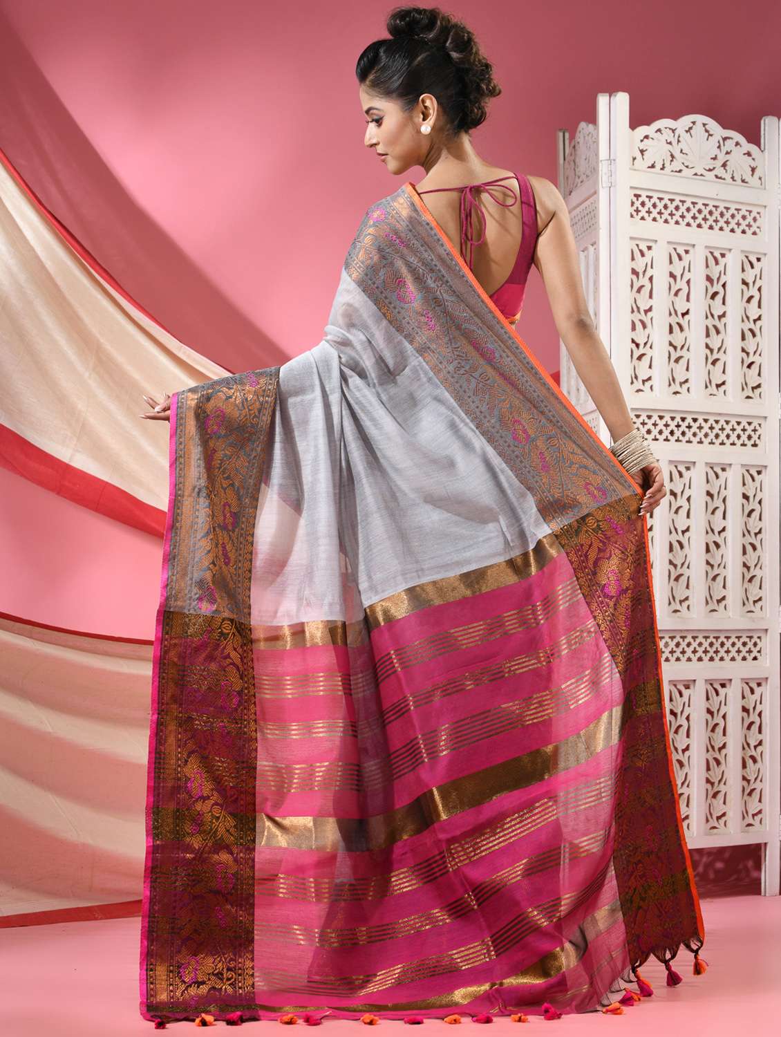 women solid with bordered handloom saree with blouse - 22068620 -  Standard Image - 3