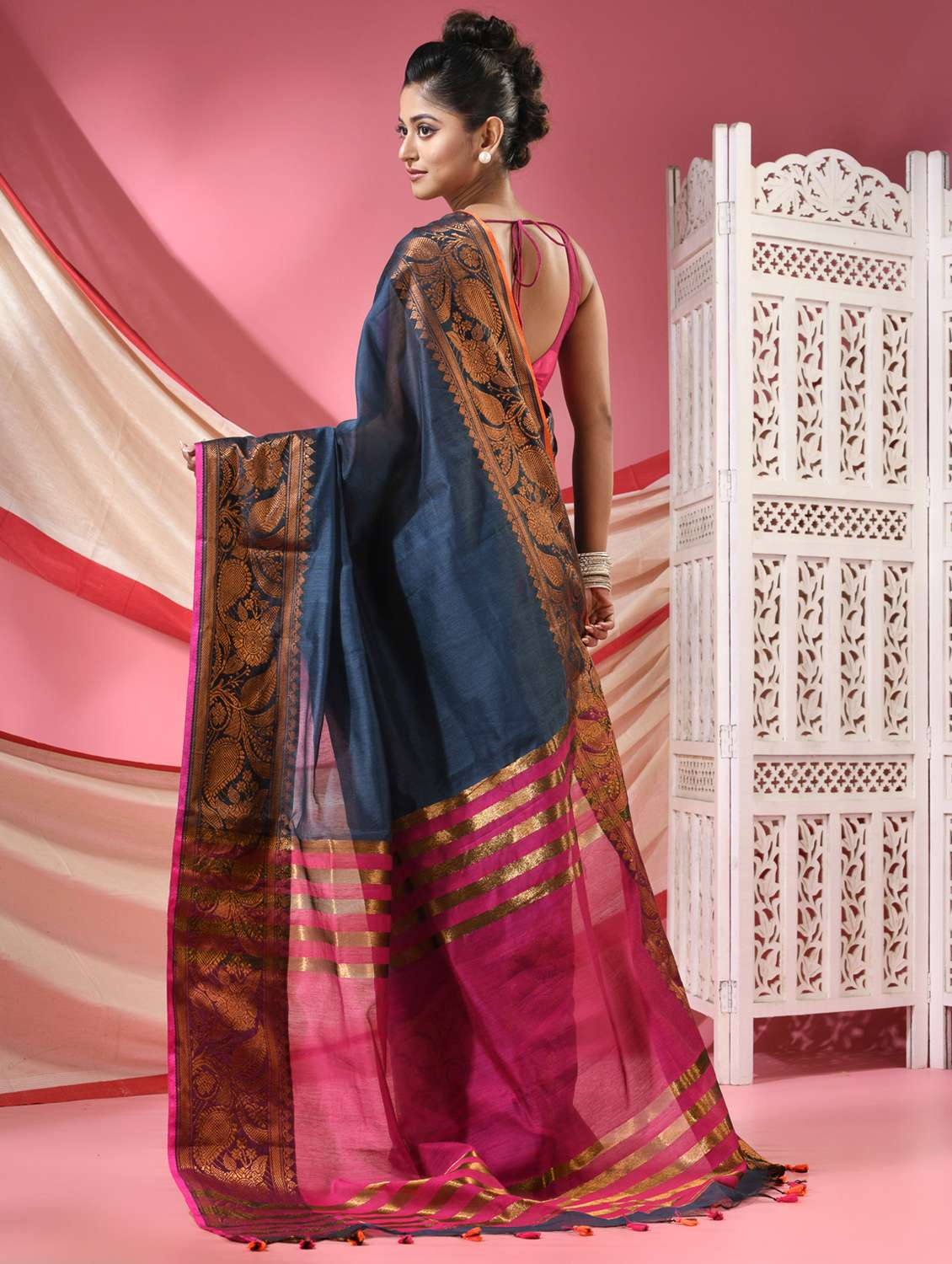 women solid with bordered handloom saree with blouse - 22068622 -  Standard Image - 3
