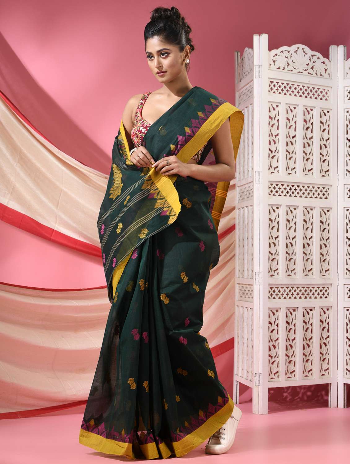 women self design handloom saree
