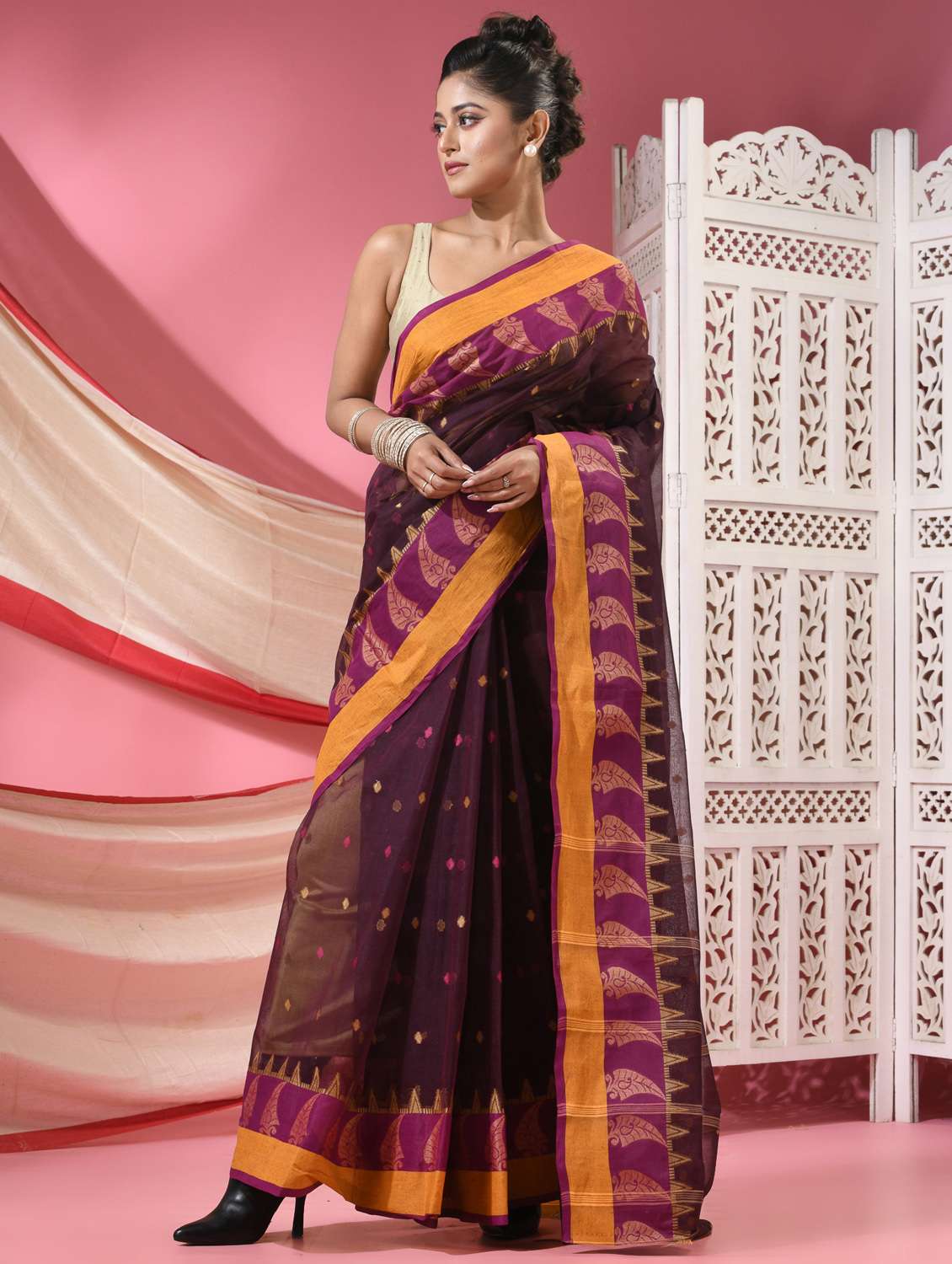 women self design handloom saree