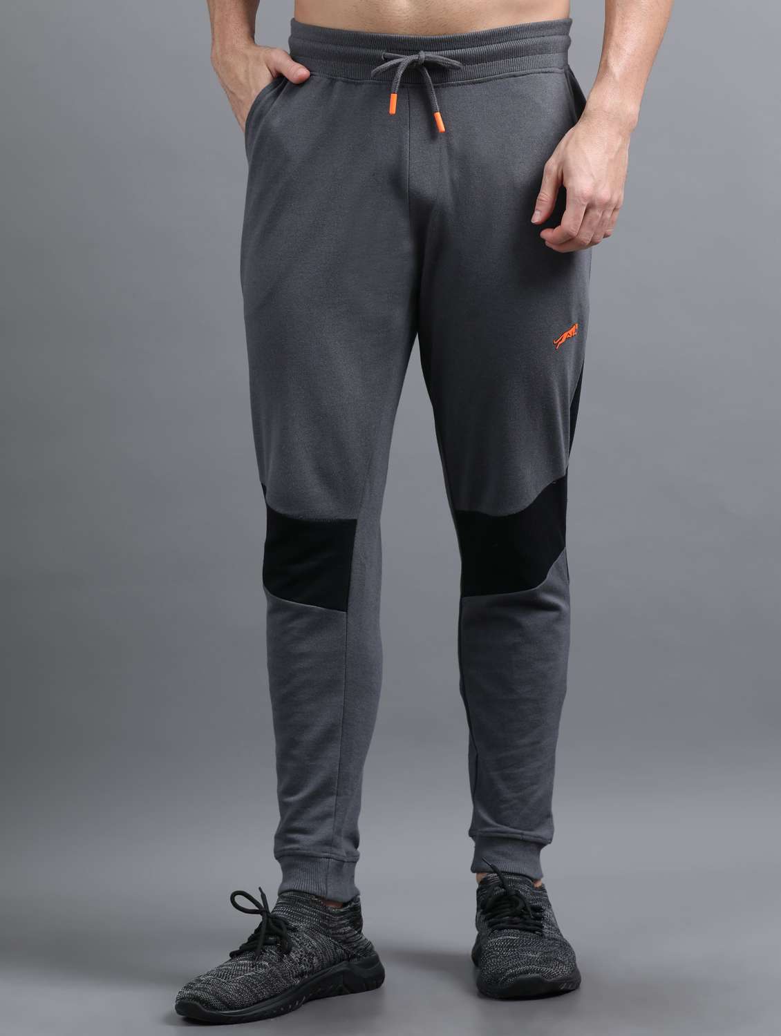 men color block mid rise regular fit jogger - 22070971 -  Zoom Image - 0