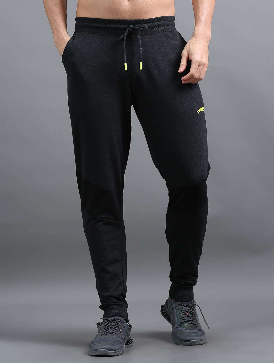 men color block mid rise regular fit jogger - 22070972 -  Zoom Image - 0