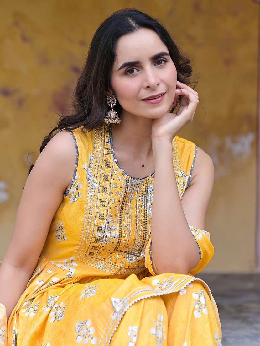 women floral sleeveless kurta sharara with dupatta set - 22071529 -  Standard Image - 3