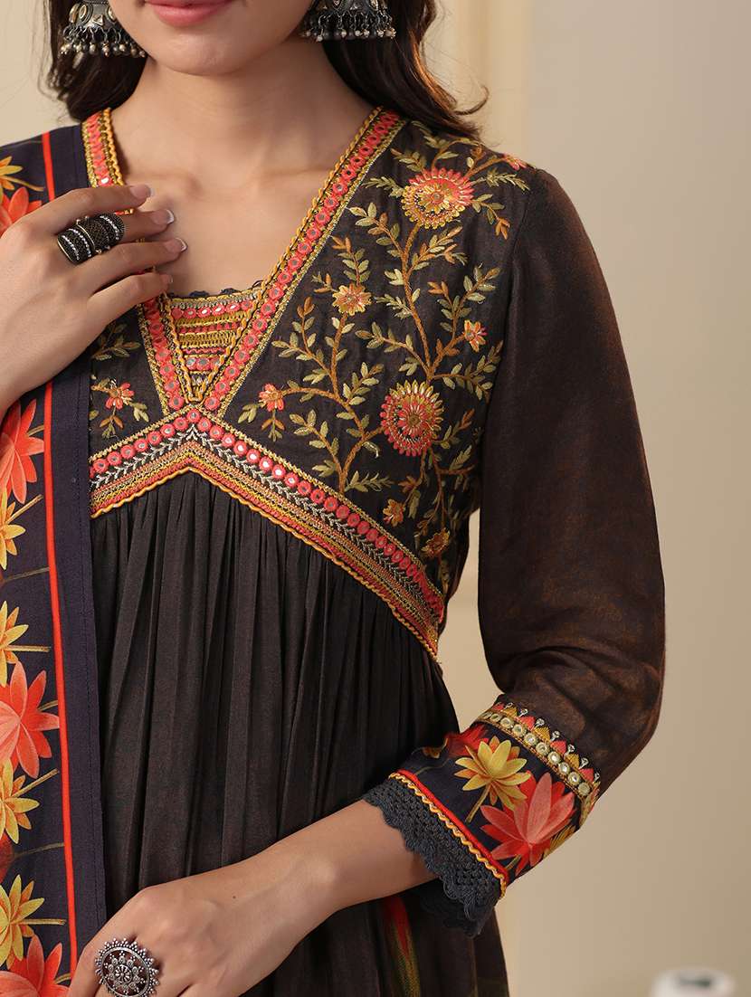 women printed three quarter sleeve kurta pant with dupatta set - 22071537 - Standard Image - 3