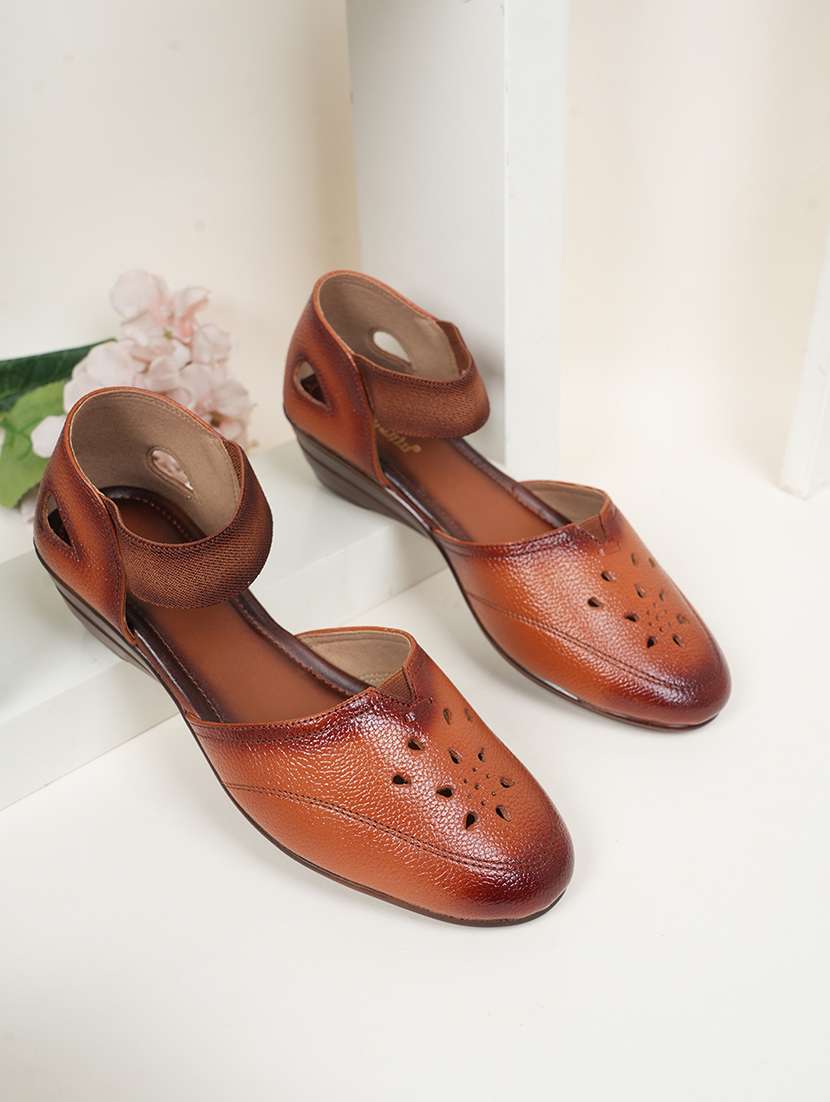 women tan solid wedge
