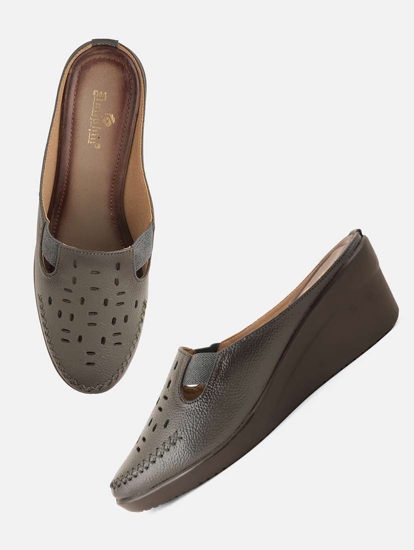 women solid slip on mule - 22072164 -  Standard Image - 5