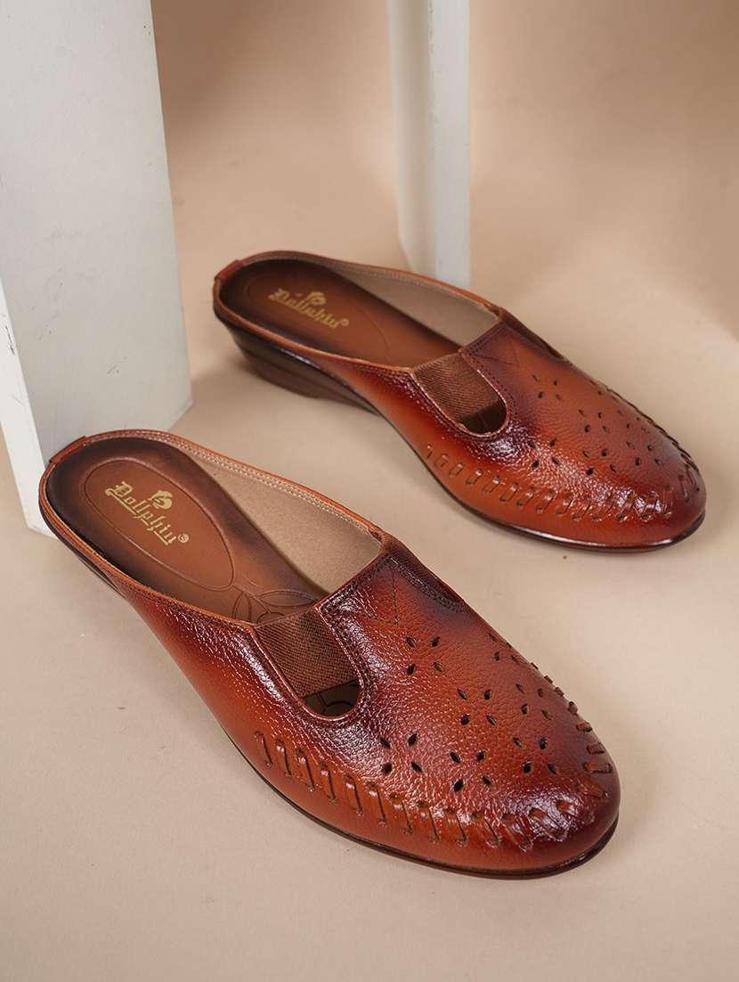 women solid slip on mule