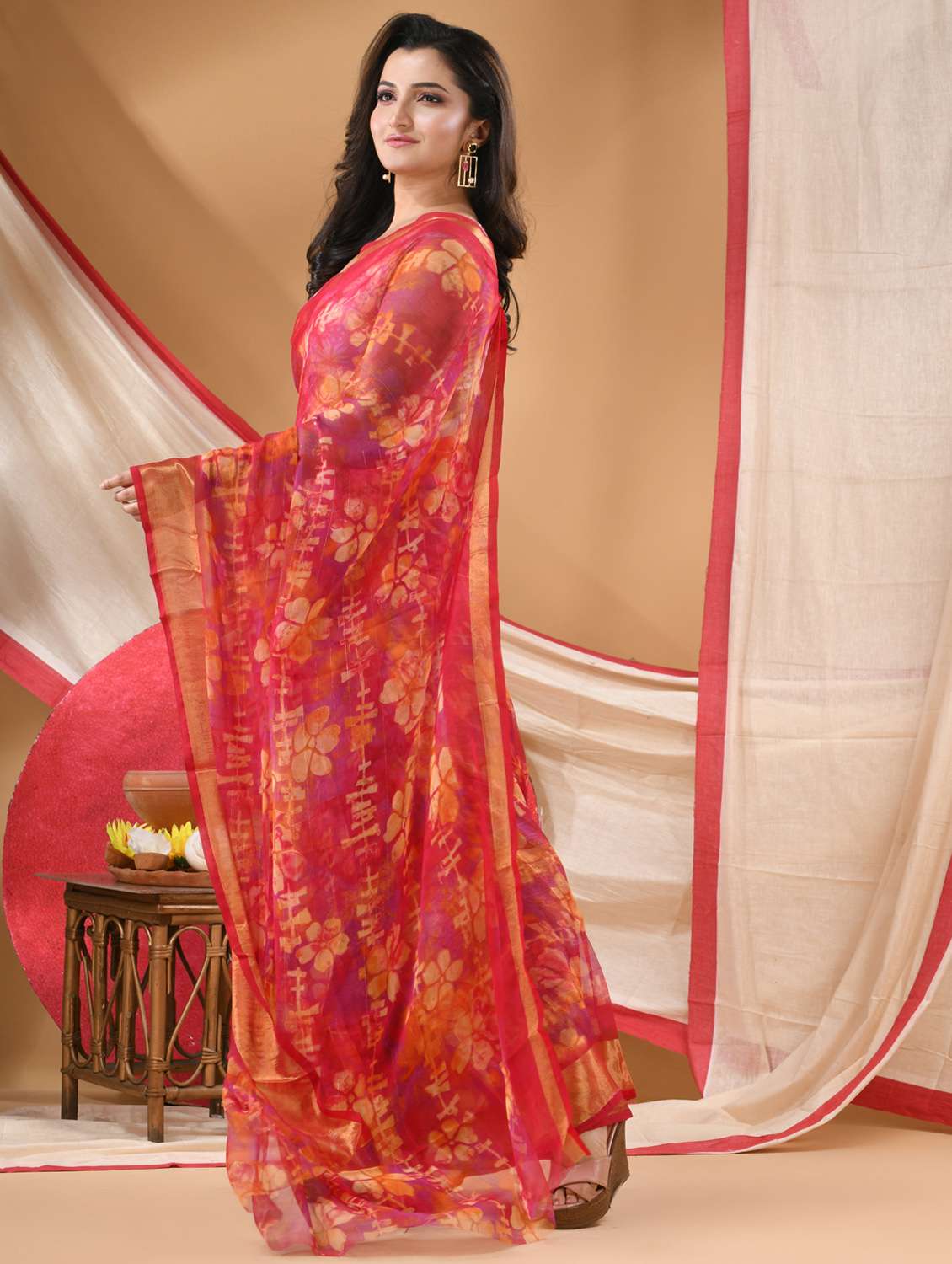 women floral printed saree - 22072236 - Standard Image - 3