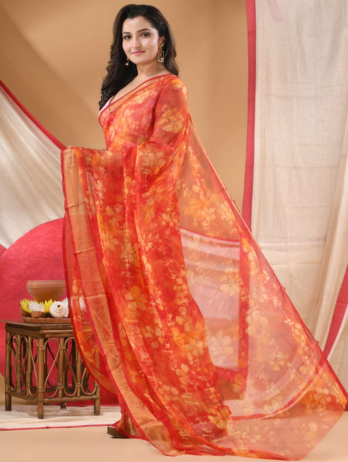 women floral printed saree - 22072238 - Standard Image - 3
