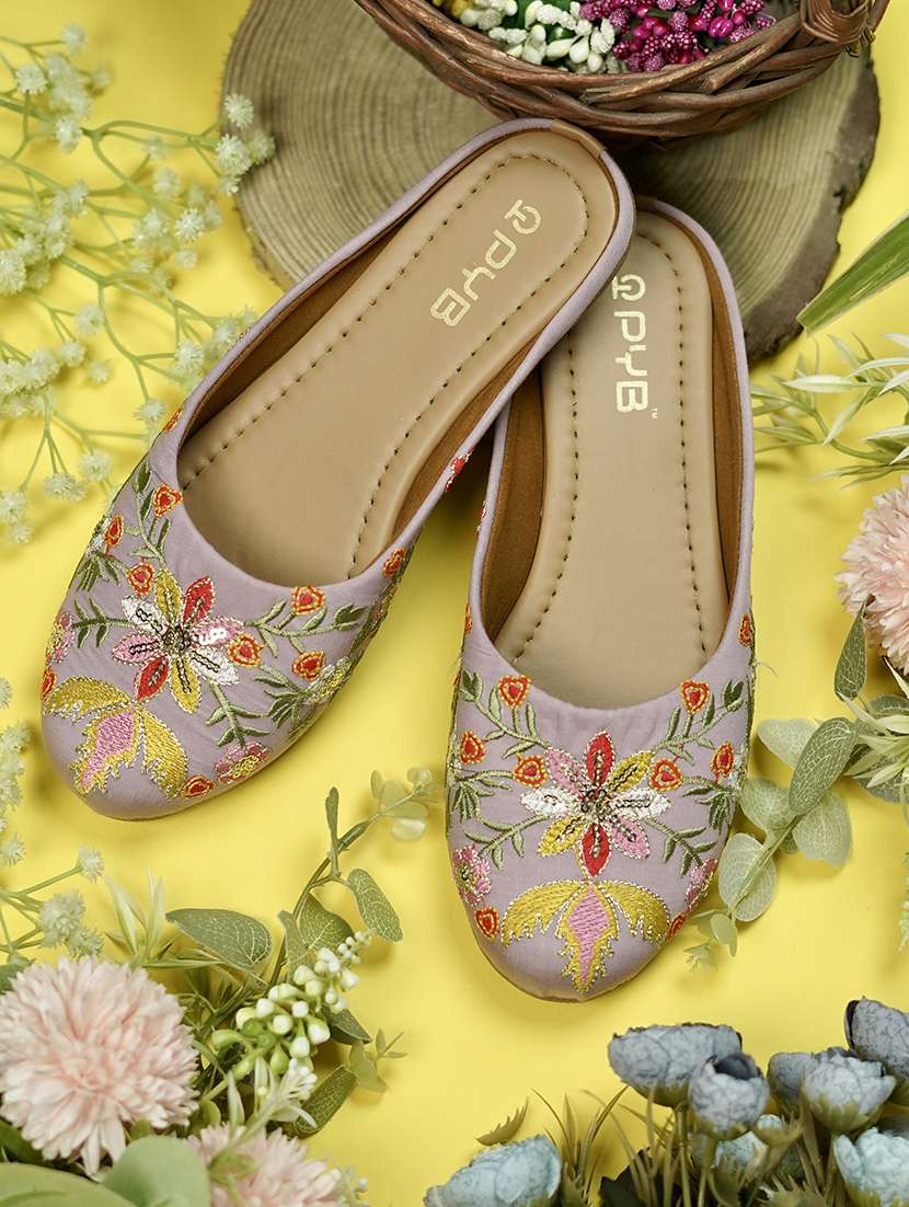 women embroidered slip on jutis