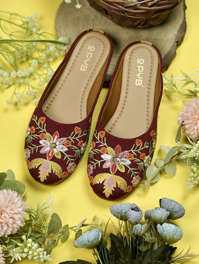 women embroidered slip on jutis