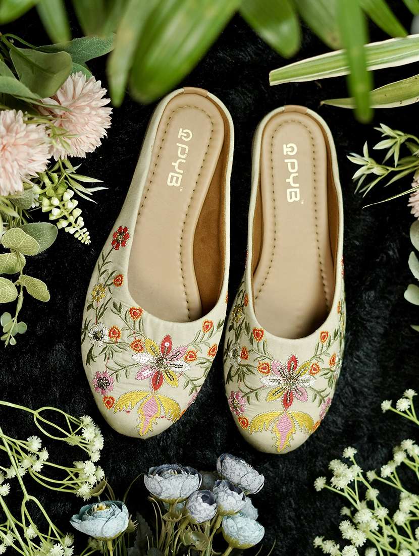 women embroidered slip on jutis