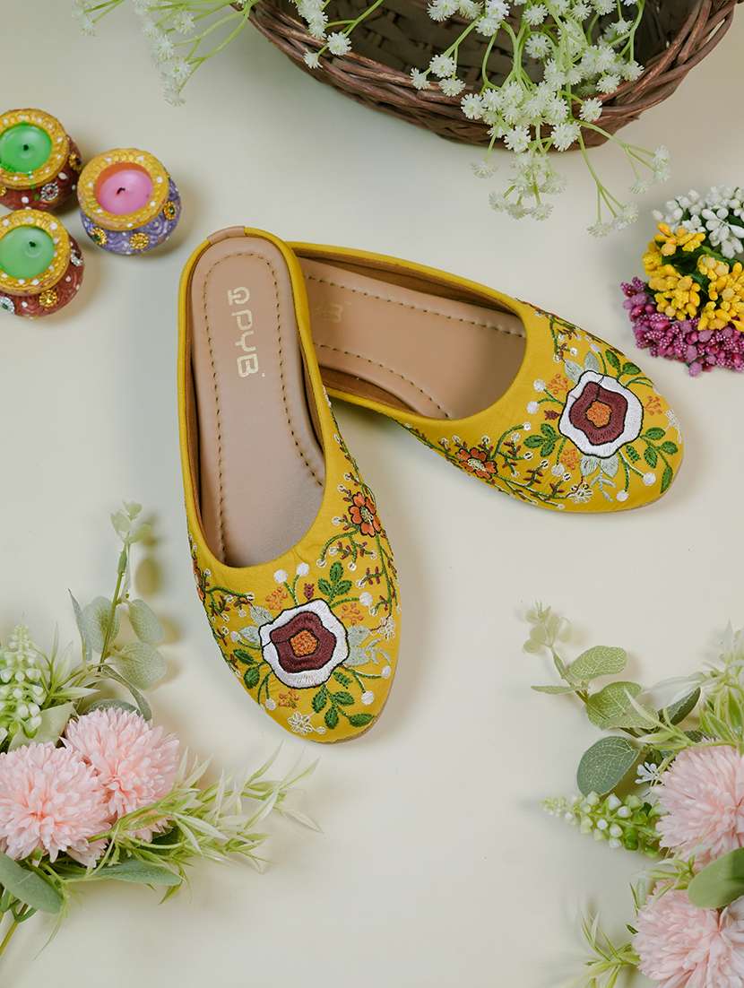 women embroidered slip on jutis