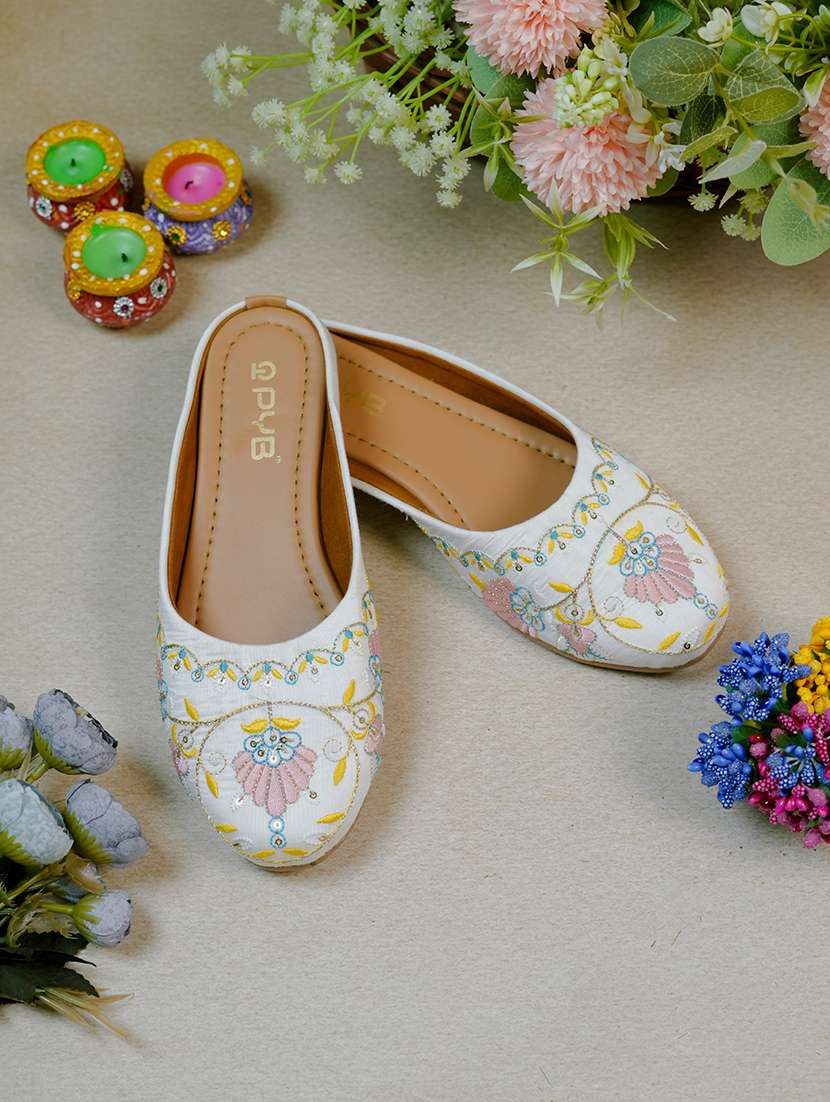 women embroidered slip on jutis