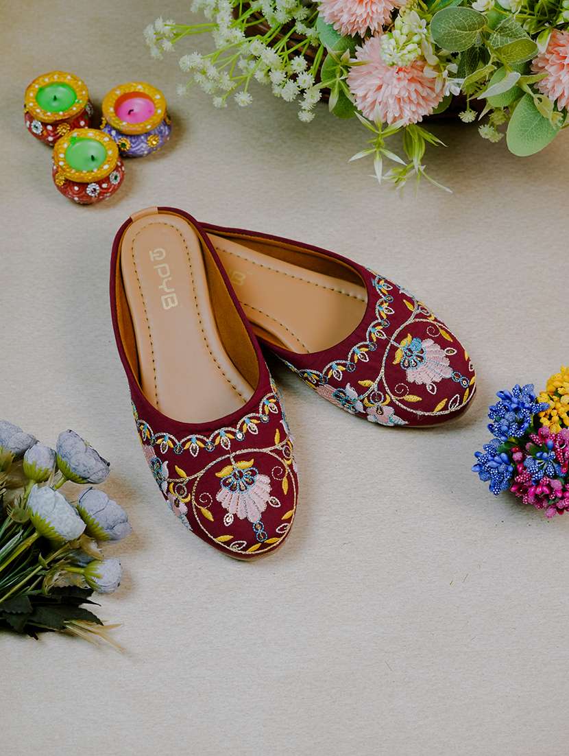 women embroidered slip on jutis